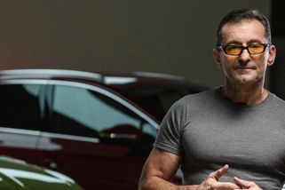 Škoda zaplatila známého herce, aby lidi přesvědčil, že elektromobily jsou správnou cestou. Je jasné, kdo to odskáče